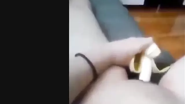 Соло молодой казашки с бананом